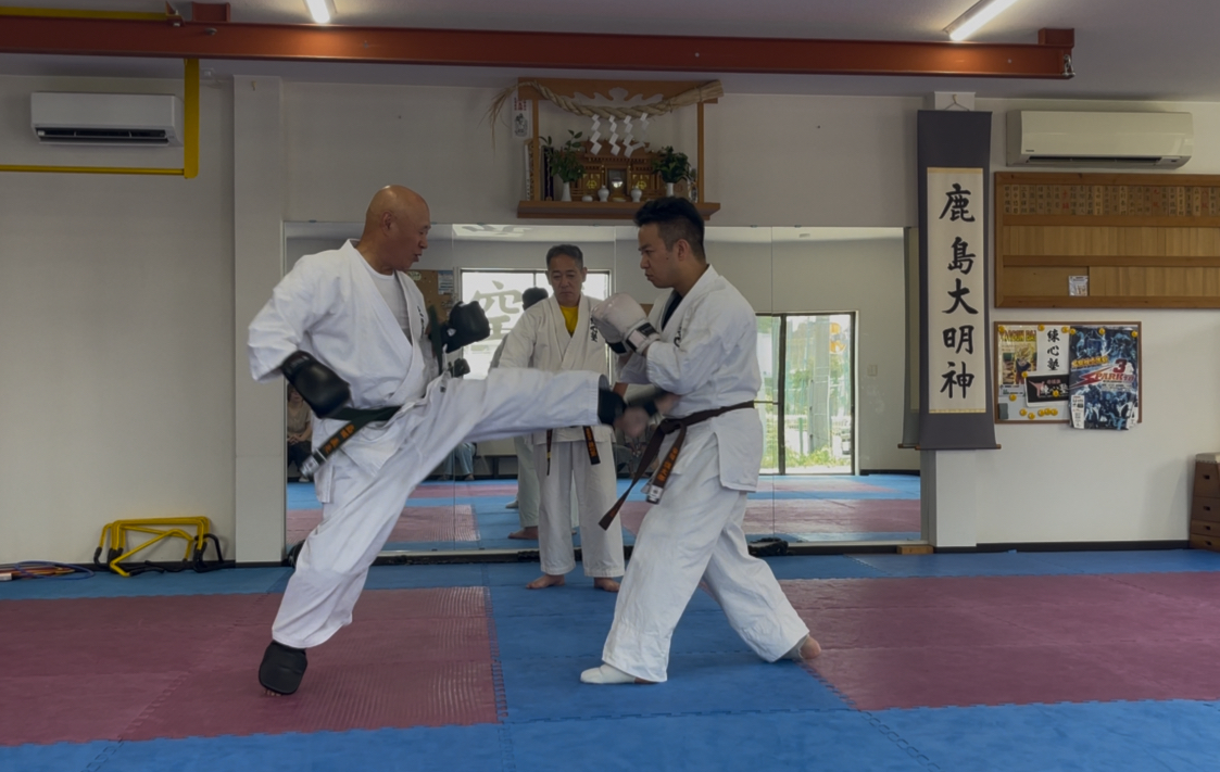 組手審査に最年長75歳の義夫さんが挑戦!