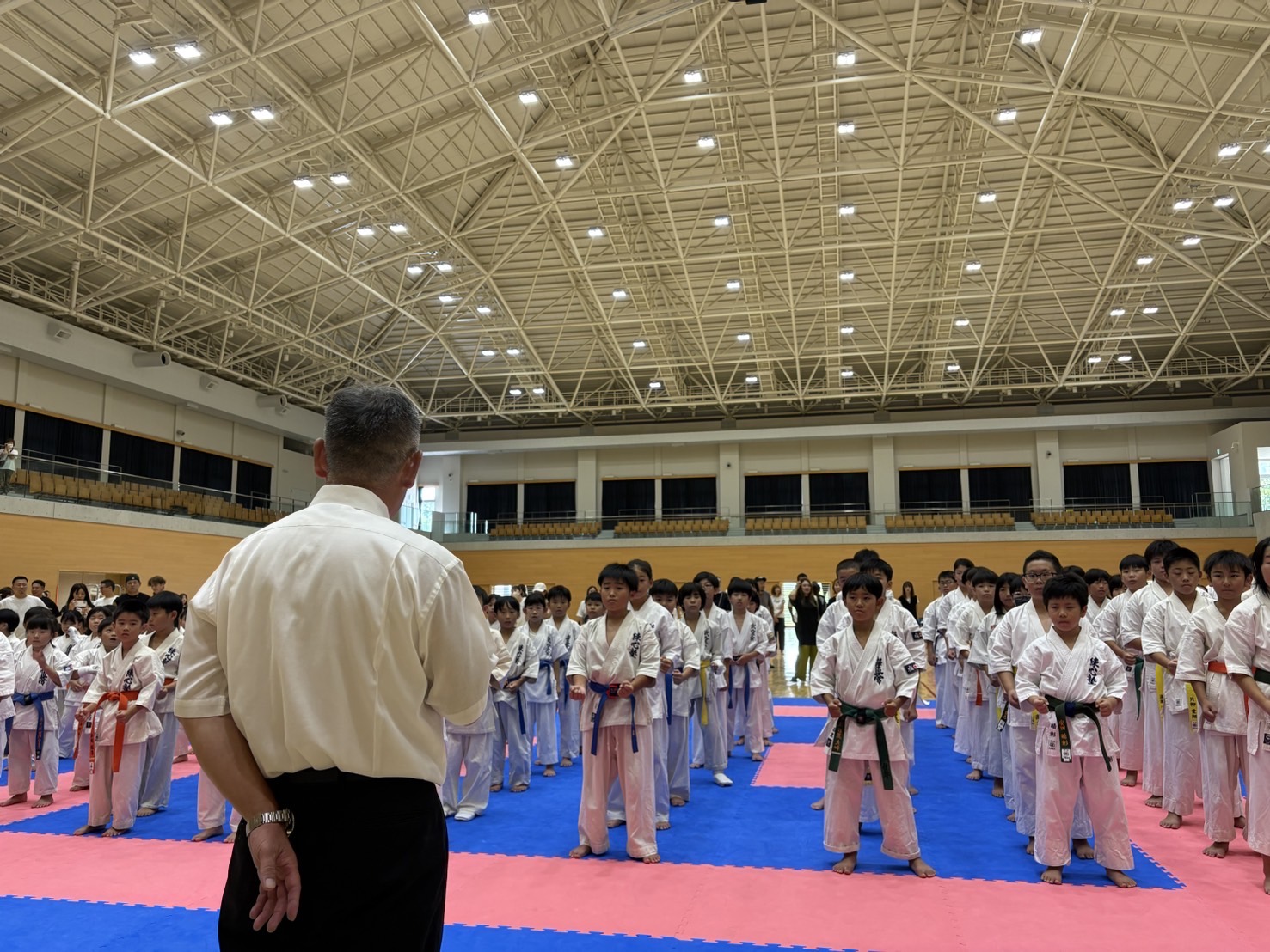 緊張と期待に包まれた開会の瞬間